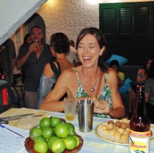 Mulher sorrindo e se divertindo em uma festa do Hostel Maresias do Leme no Rio de Janeiro