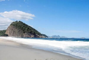 Foto do forte do leme e da praia do leme no rio de janeiro em um dia ensolarado