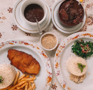 Foto de pratos típicos do Brasil como feijoada, peixe frito e farofa para ilustrar o artigo Restaurantes para conhecer no Leme