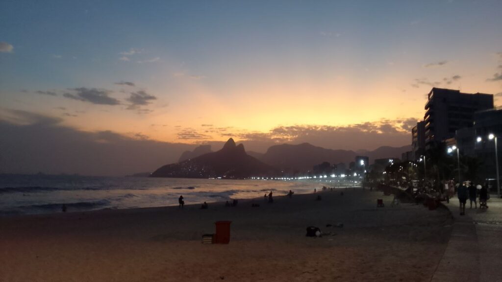 Foto da praia de Ipanema no pôr do sol com vista para o Morro dos Dois Irmãos