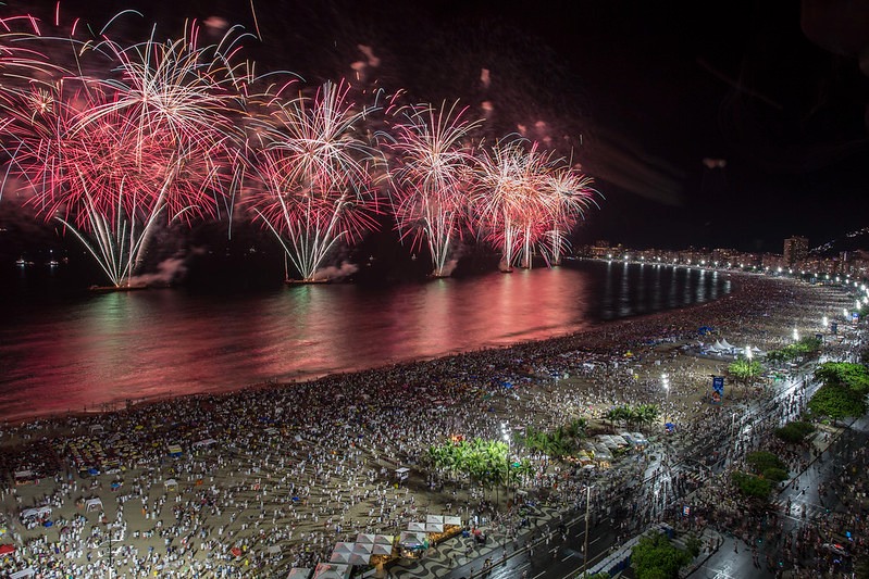 Show de fogos de artifícios em Copacabana no Rio de Janeiro