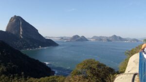 Vista do Forte do Leme, no Rio de Janeiro, para a praia e para o pão de açúcar