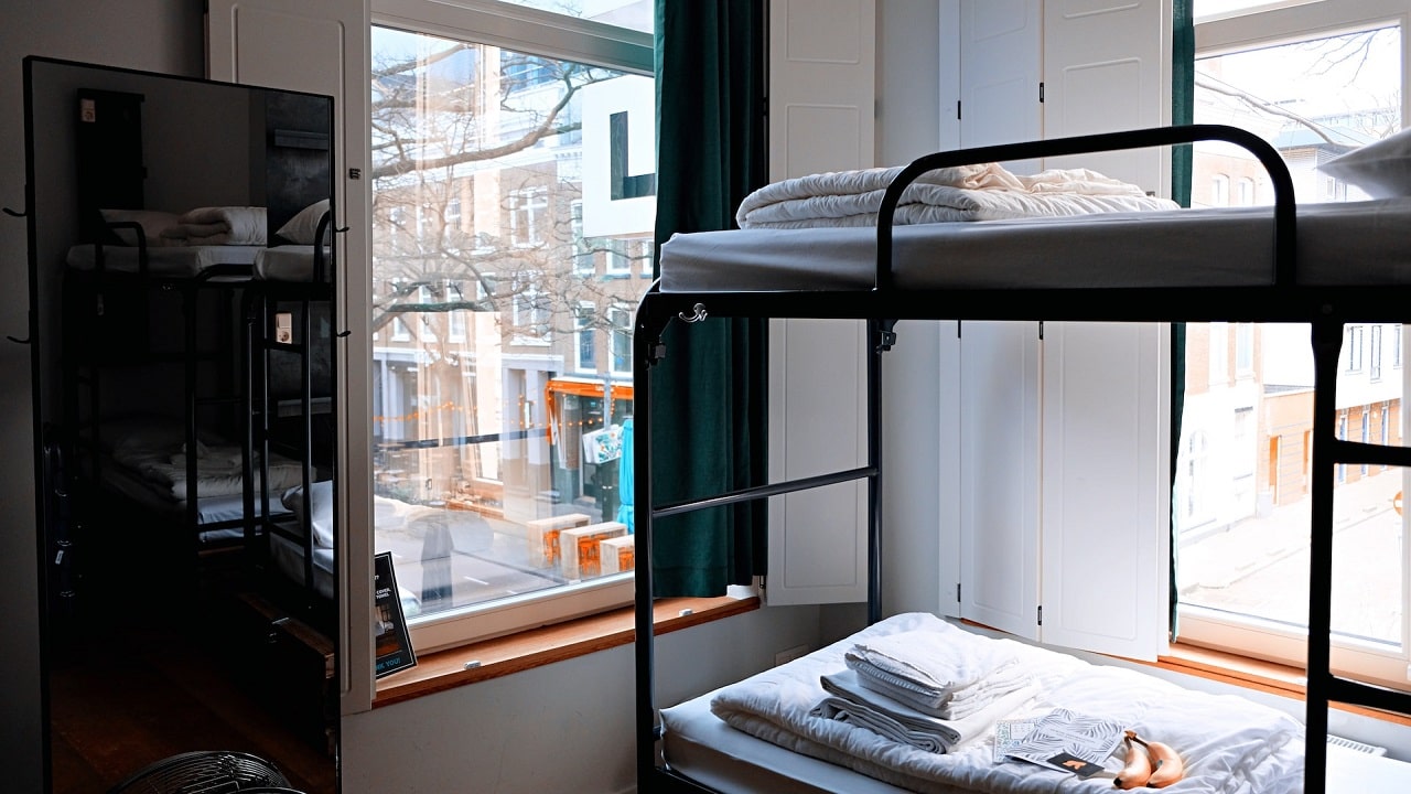 Leia mais sobre o artigo Hospedagem mensal em hostels: vantagens e cuidados antes de escolher 