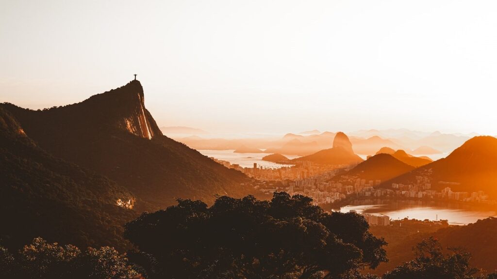 Trilha do Morro da Babilônia com vista para o pão de açúcar e para o corcovado e cristo redentor