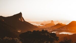 Trilha do Morro da Babilônia com vista para o pão de açúcar e para o corcovado e cristo redentor