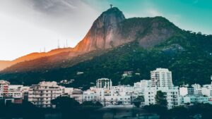 Foto do Corcovado no Rio de Janeiro com vista para o Cristo Redentor para ilustrar o post Conheça as Favelas do Rio de Janeiro e o Morro da Babilônia