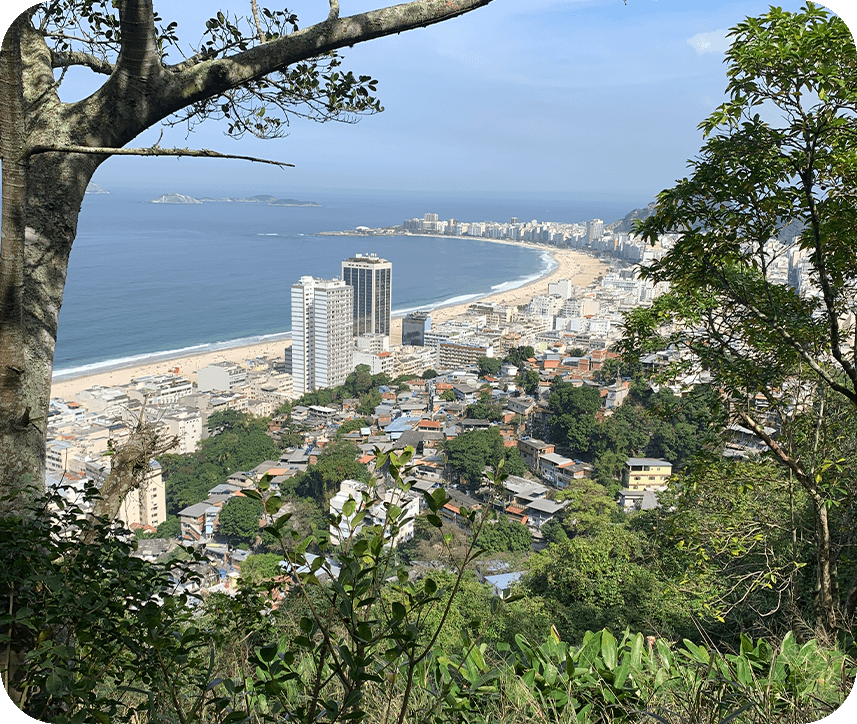 Foto tirada do mirante de copacabana mostrando a praia de copacabana e o bairro