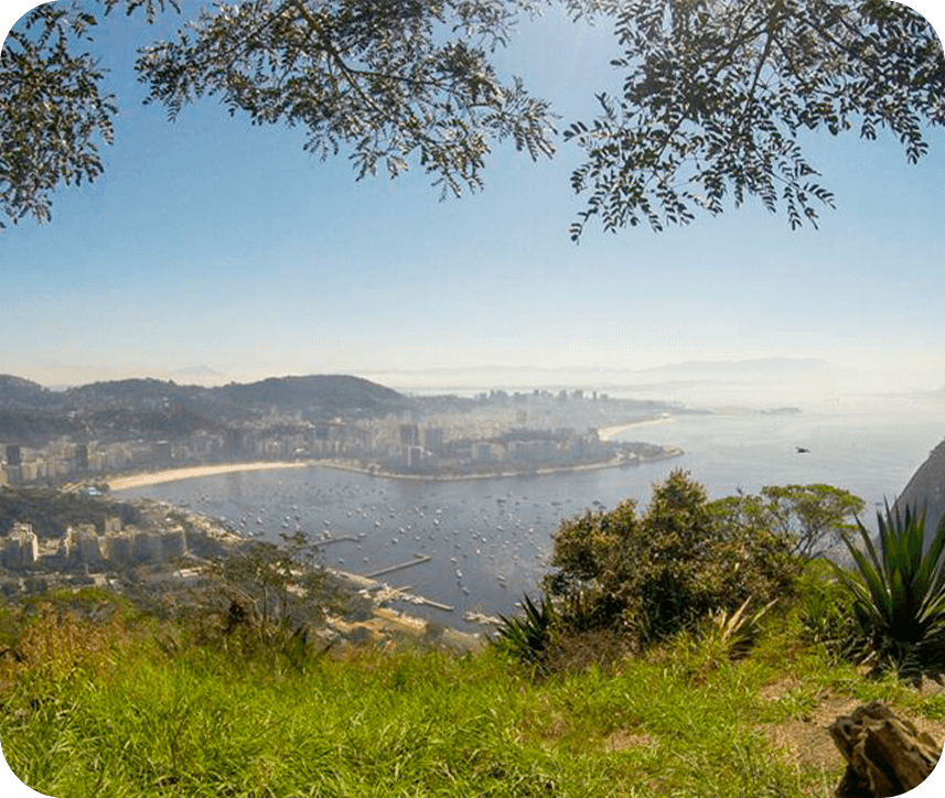 Foto tirada da pedra do telégrafo com vista para o mar e para a cidade