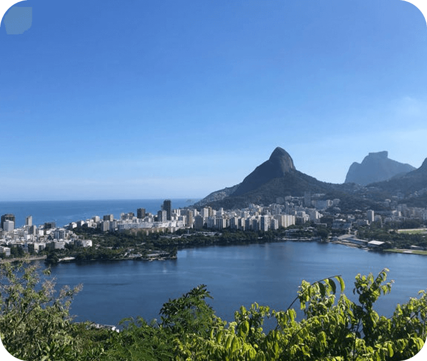 Foto tirada da pedra do urubu com vista para a lagoa rodrigo de freitas, morro dos dois irmãos e pedra da gávea.