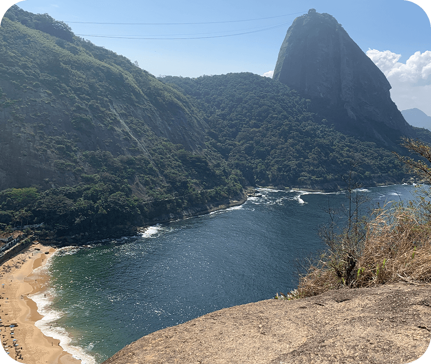 Foto tirada do mirante da Pedra Vermelha com vista para o pão-de-açúcar e para a praia vermelha