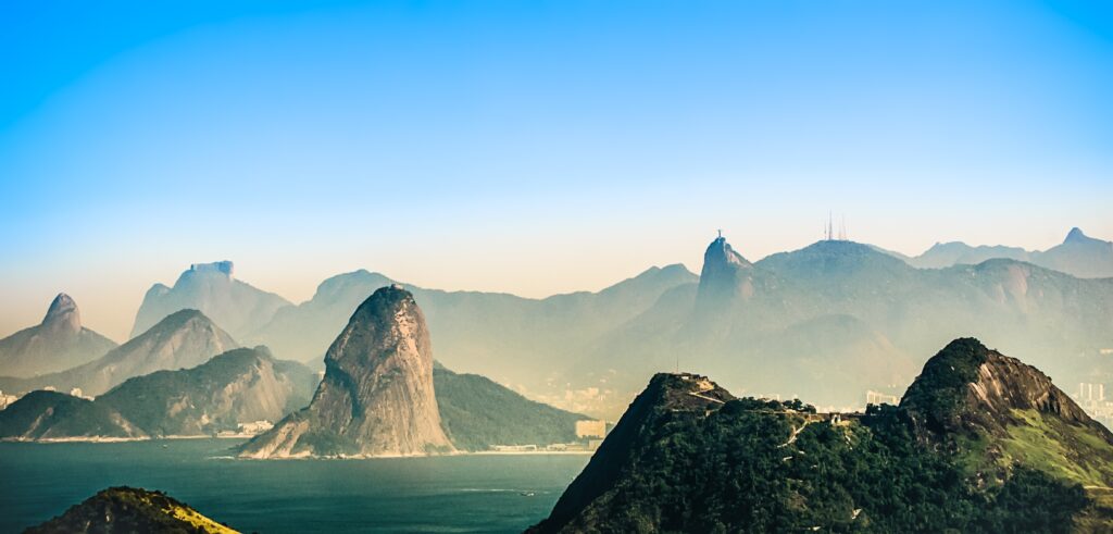 Foto do Rio de Janeiro mostrando o cristo redentor, o pão de açúcar, a pedra da gávea e os dois irmãos